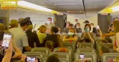 Россиянка устроила скандал на рейсе из Москвы и попала на видео