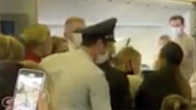 Учинившую скандал в самолете россиянку сняли с рейса под аплодисменты