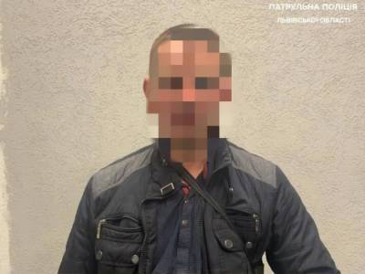 На автостанции во Львове мужчина угрожал прохожим пистолетом, его задержали