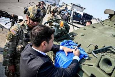 Зеленский на американской авиабазе подписал футболку сборной Украины майору Нацгвардии США Лучникову, эмигрировавшему из Лисичанска в 1995 году