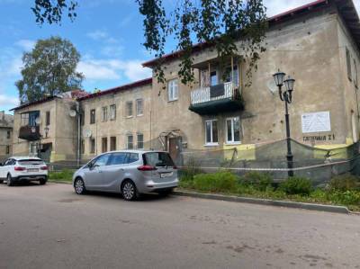 Александр Дрозденко осмотрел ход капремонта 12-квартирного дома в Выборге
