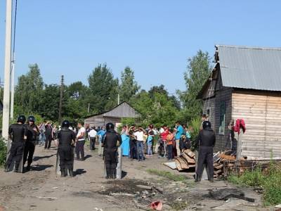 E1: Цыганский поселок в Екатеринбурге окружил ОМОН