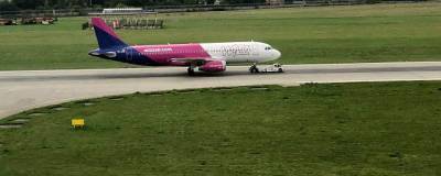 В аэропорту Львова пассажирский самолет совершил экстренную посадку из-за проблем с шасси