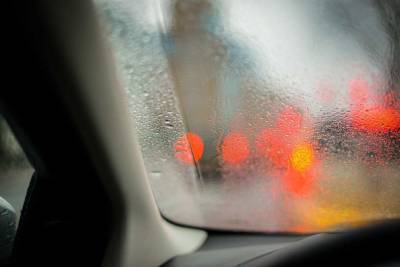 Эксперты дали советы, как избавиться от лишней влаги в салоне авто и проблемы запотевания стекол