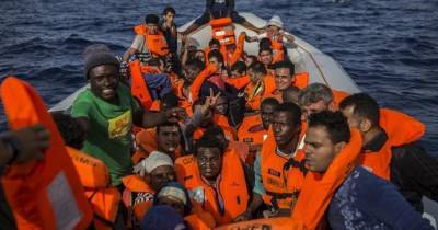 Испанские спасатели задержали на море два каравана мигрантов