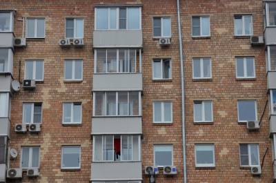 Стоящего на подоконнике многоэтажки мужчину заметили на севере Москвы - vm.ru - Москва