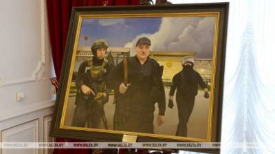 Картину, где изображен Лукашенко с автоматом и Колей, выставили во Дворце Независимости