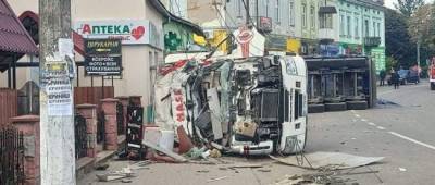 На Львовщине грузовик протаранил магазин, четыре человека погибли