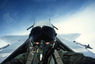 Defense News: Физиологические проблемы пилотов ставят под угрозу боеспособность ВВС США