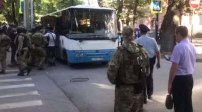 В Симферополе возле здания ФСБ задержали 40 человек