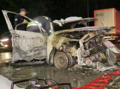 В Киеве лоб в лоб столкнулись две легковушки: один водитель сгорел заживо. ФОТО