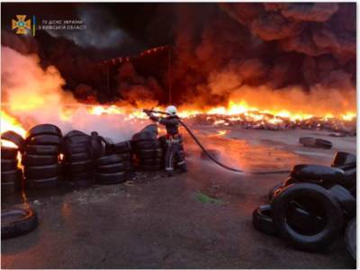 Под Киевом горел большой склад использованных покрышек
