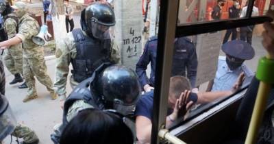 В Симферополе под зданием ФСБ задержали более 40 человек (фото, видео)