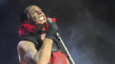 Фронтмен группы Rammstein Тилль Линдеманн выступил на Красной площади с оркестром