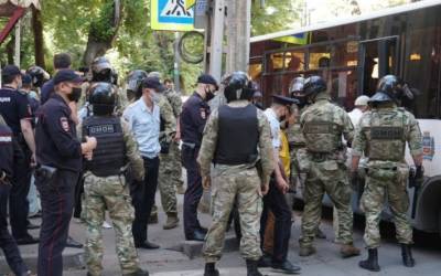 В оккупированном Крыму у здания ФСБ РФ задержали более 50 человек (фото, видео)