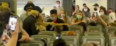 Снятая с рейса Москва – Анталья россиянка намерена судиться со стюардессой и авиакомпанией