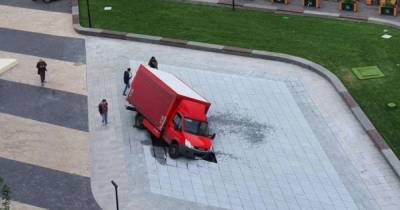 Фонтан на Арсенальной площади, который повредил грузовик, отремонтировали (ВИДЕО)