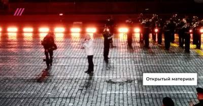 Тилль Линдеманн спел по-русски «Любимый город» на Красной площади под музыку военного оркестра