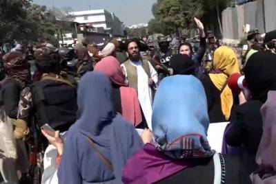 Талибы использовали слезоточивый газ для разгона митингующих женщин в Кабуле
