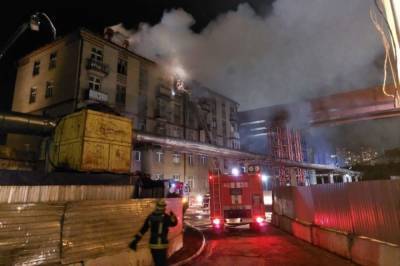 В Москве пожарные потушили крупное возгорание в выселенном здании