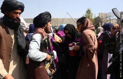 Талибы применили слезоточивый газ на акции за права женщин в Кабуле