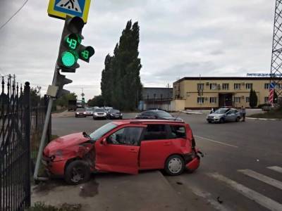 Водитель грузовика отправил в больницу двух человек