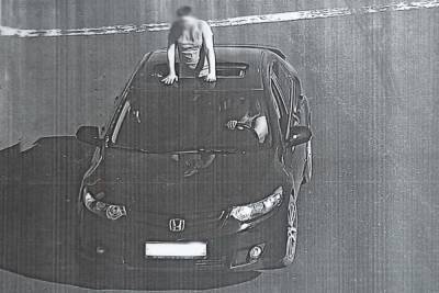 Томскую водительницу оштрафовали за высунувшегося в люк пассажира