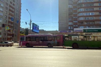 Женщина с ребенком пострадали при столкновении автобуса и троллейбуса в Новосибирске