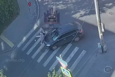 В центре Красноярска водитель черного автомобиля сбил женщину на переходе