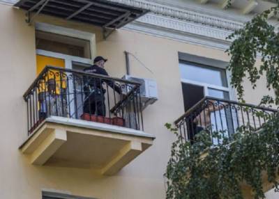 Дама в Волгограде разделась и бросала с балкона вещи к дверям Следственного комитета