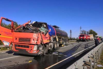 24-летний водитель грузовика Volvo погиб в ДТП с цистерной под Новосибирском