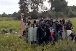 Беларусь выталкивает мигрантов через границу с Литвой. ВИДЕО