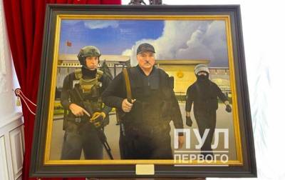 Портрет Лукашенко с автоматом повесили во Дворце независимости