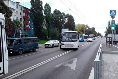На улице Щорса в Белгороде перебегавший дорогу мужчина угодил под колеса автобуса
