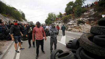 Четыре человека пострадали в столкновениях националистов с полицией в Черногории