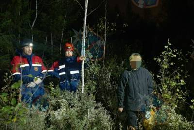 В лесу в Ленобласти спасатели нашли заблудившуюся женщину