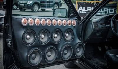 Любителям громкой музыки выпишут штрафы за лишние динамики в авто
