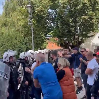 Полиция Черногории утром 5 сентября применила слезоточивый газ для разгона националистов