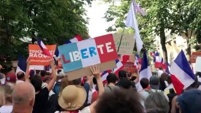 Во Франции более 140 тысяч человек вышли на демонстрации против санитарных пропусков