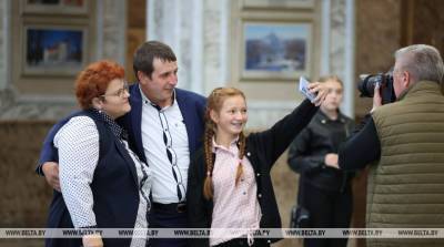 "Сельсовет" во Дворце Независимости. Жители агрогородка Тихиничи нанесли ответный визит Президенту Беларуси