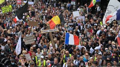 Во Франции люди продолжают протестовать против санитарных пропусков