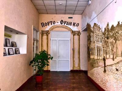 В Одессе школьные коридоры превратили в старинную улицу, а потом в виртуальный музей