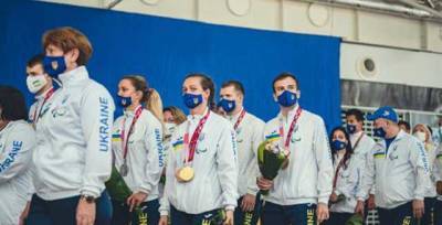С цветами и объятиями: в Киеве тепло встретили украинских паралимпийцев