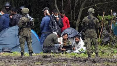 Поляки спорят о колючей проволоке и чрезвычайном положении на границе