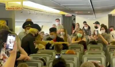 Пассажирку рейса Москва-Анталья сняли с рейса за отказ надеть маску