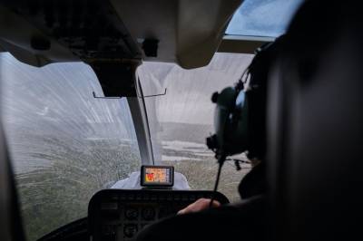 Спасатели подняли на поверхность рухнувший в озеро на Камчатке вертолет Ми-8