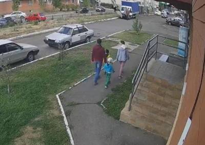 В Оренбурге выпавший из окна молодой человек едва не «накрыл» на семью с детьми