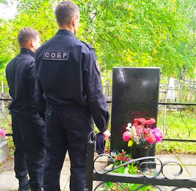 Сотрудники сыктывкарского СОБР почтили память коллеги, погибшего при исполнении служебного долга