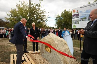 Светлана Хоркина и Игорь Артамонов заложили камень на месте будущего дворца спорта в Ельце