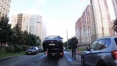 Водитель "Ауди" в Петербурге догнал эвакуатор, увозивший его машину